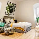Old Town - Riverside Lux Апартаменти *
